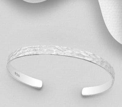Malın səhifəsinə keç 925 Sterling Silver Hammered Cuff Bracelet