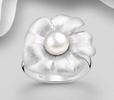 Şəkli böyütmək üçün tiklayın 925 Sterling Silver Matt Flower Ring Decorated With Fresh Water Pearl