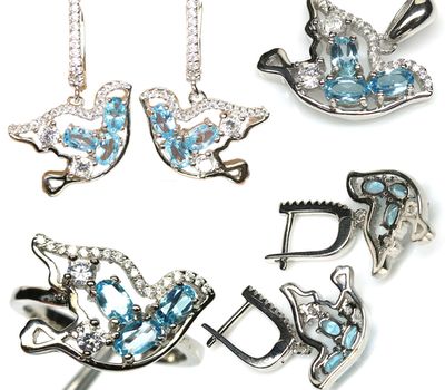 Şəkli böyütmək üçün tiklayın Təbii İsveçrə Mavisi Topaz və CZ ilə bəzədilmiş 925 əyar Gümüş Dəst: Sırğa, kulon və üzük.
