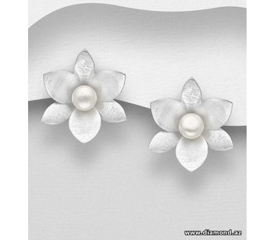 Şəkli böyütmək üçün tiklayın 925 Sterling Silver Matt Flower Push-Back Earrings Decorated With Fresh Water Pearls
