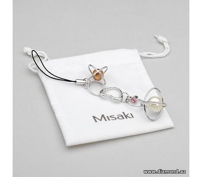 Malın səhifəsinə keç MİSAKİ brendindən mirvari (təbii deyil) və xrustal ilə bəzədilmiş telefon asqısı.